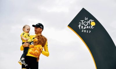 Froome posa con el maillot jaune en el podio de París