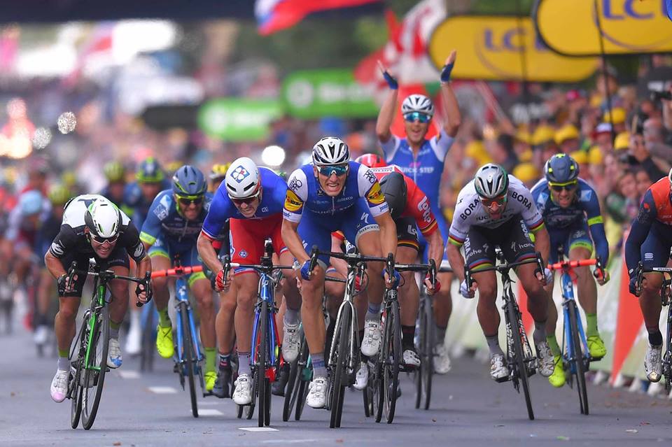 Marcel kittel gana su décima etapa en el Tour bajo la atenta mirada de Matteo Trentin