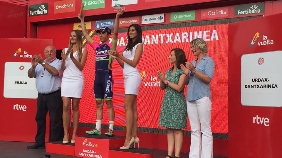 Azafatas en el podio de la Vuelta a España