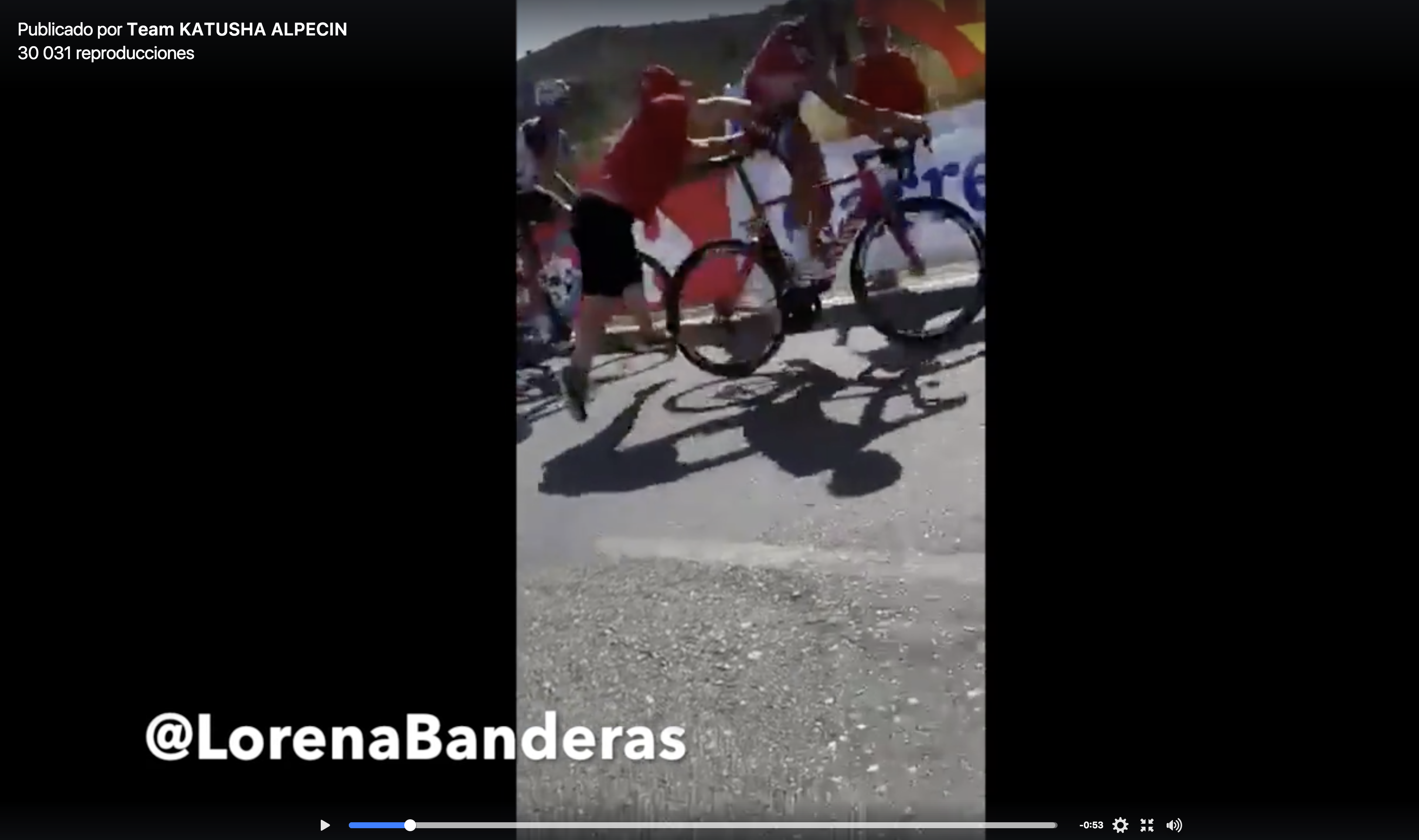 Belkov tirado por un aficionado en la Vuelta a España