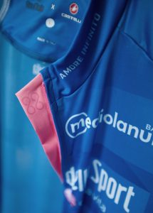 Maglia Azzurra Mediolanum Giro Italia detalle JoanSeguidor